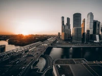 Stadtlandschaft Moskau bei Sonnenuntergang: Eine atemberaubende Skyline mit Wolkenkratzern und Blick auf den Fluss