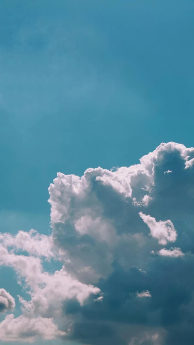 Sérénité Azur : Nuages Cumulus Majestueux dans une Atmosphère Calme