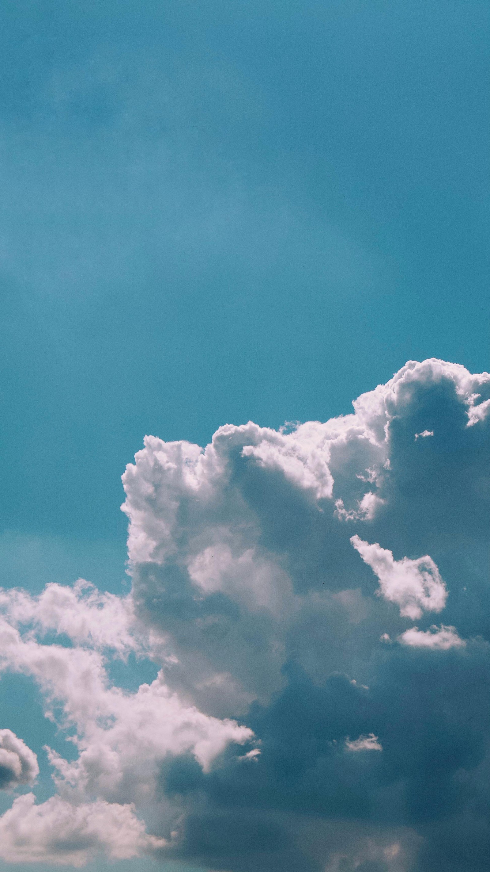 Il y a un avion qui vole à travers les nuages dans le ciel (nuage, atmosphère, bleu, azur, cumulus)