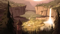 Eine malerische Aussicht auf Gravity Falls, die die Stadt zeigt, die zwischen hohen Klippen und einem Wasserfall eingebettet ist, umgeben von dichtem Wald.