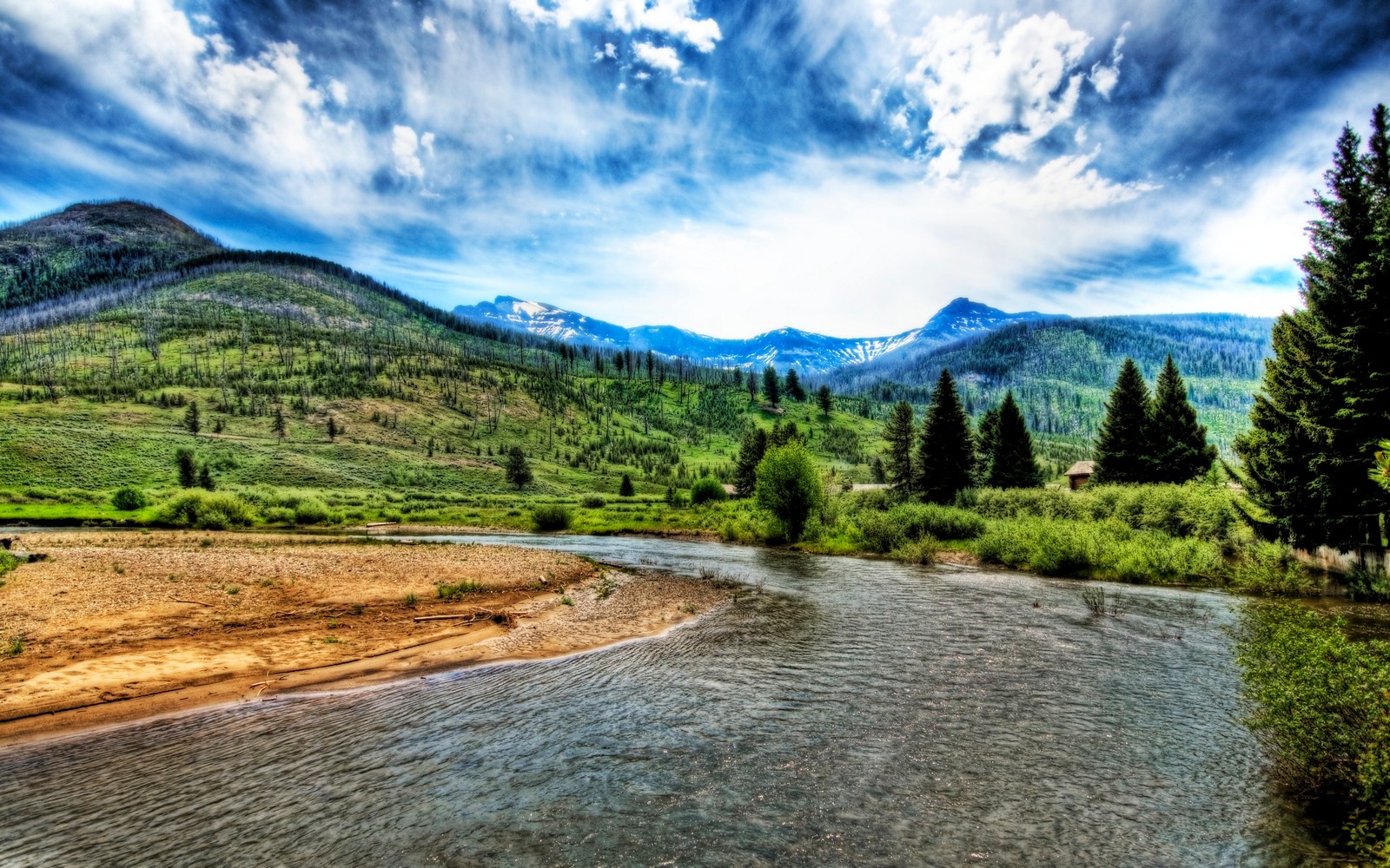 Uma vista de um rio correndo através de um vale verde (montanha, natureza, flúmen, terras altas, formas montanhosas)