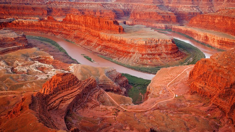 Вид на реку, протекающую через каньон в пустыне (гранд каньон, grand canyon, моаб, moab, река колорадо)