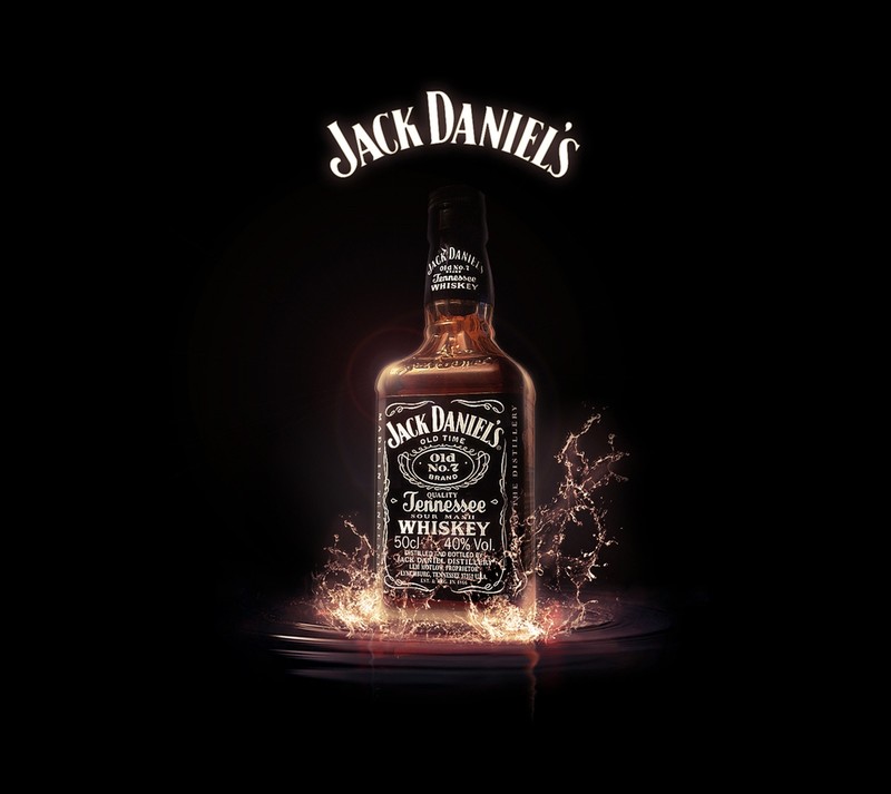 Бутылка виски jack daniels с брызгами жидкости сверху (алкоголь, дэниелс, daniels, джек, jack)