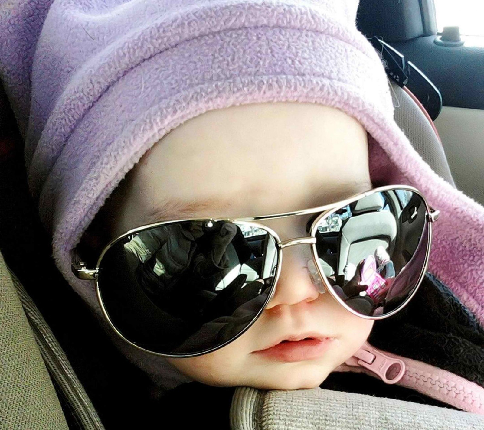 Ein gezeichnetes baby mit sonnenbrille und handtuch im autositz (baby, gesicht, glas)