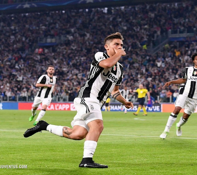 Футболист в черно-белой форме, бегущий к мячу (дибала, dybala, футбол, futbol, ювентус)