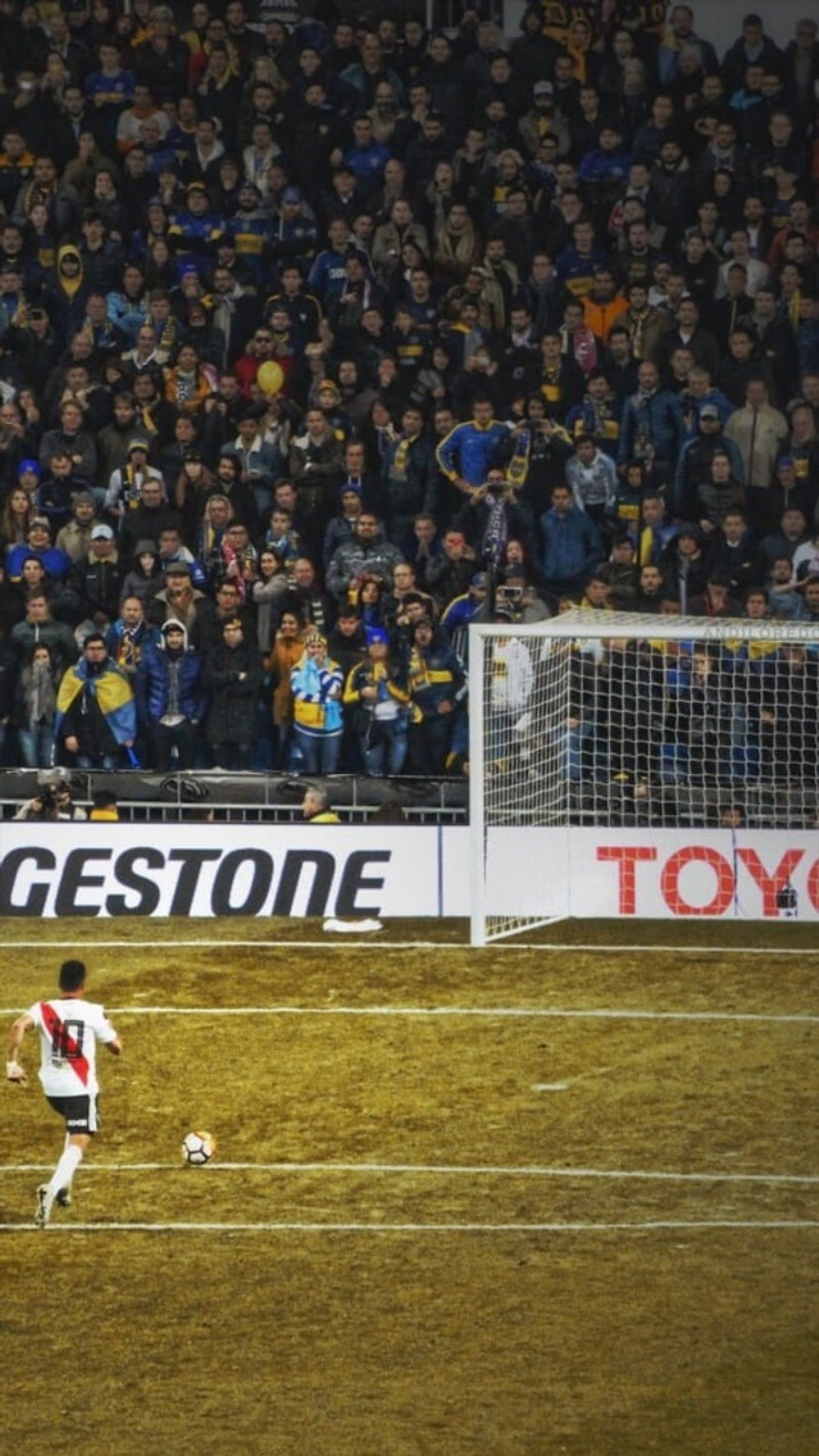 Футболисты в действии на поле с толпой зрителей. (ривер плейт, river plate, футбол, futbol)