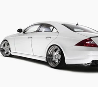 Elegante Mercedes CLS blanco con llantas personalizadas