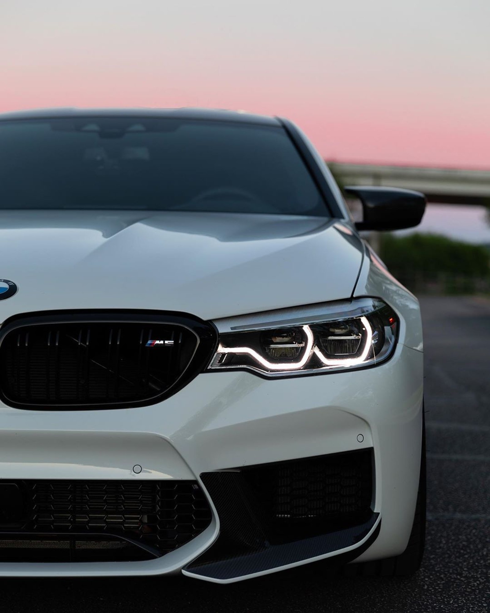 Bmw m5 coupé con un atardecer rosa de fondo (coche, bmw, competencia, f90, m power)