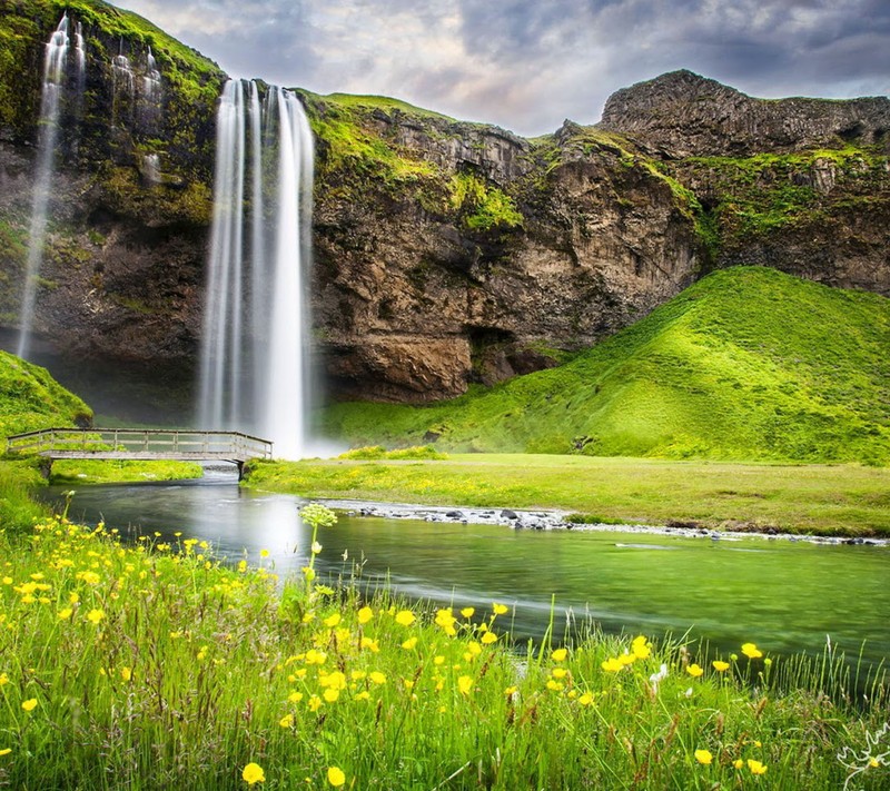 Водопад посреди зеленой долины (осень, вода)