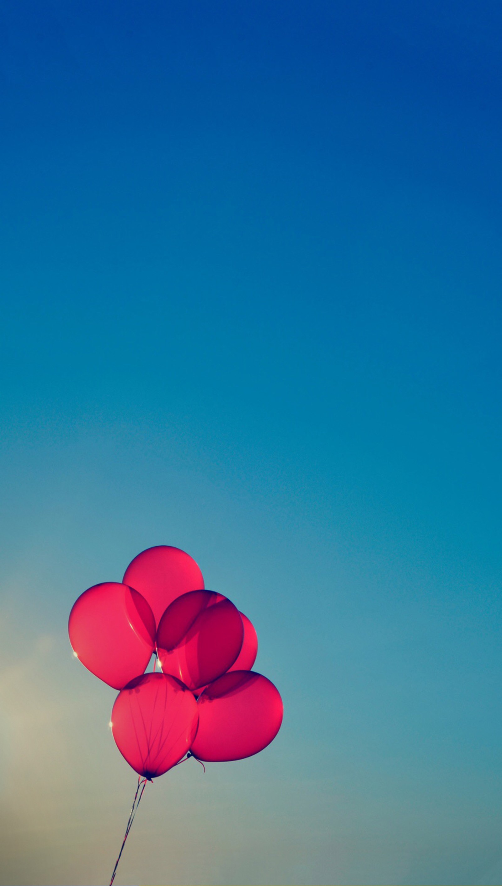 Il y a trois ballons rouges flottant dans les airs sur une plage. (ballons, beau, itzmr7, rouge, ballons rouges)