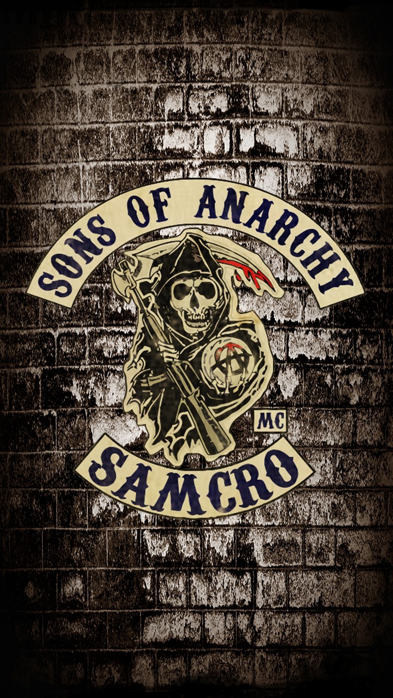 Логотип sons of anarchy на кирпичной стене с мотоциклом (самкро, samcro, сыны анархии, sons of anarchy)