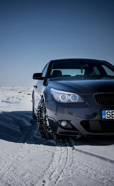 Carro de luxo BMW Motorsport na neve da Baviera