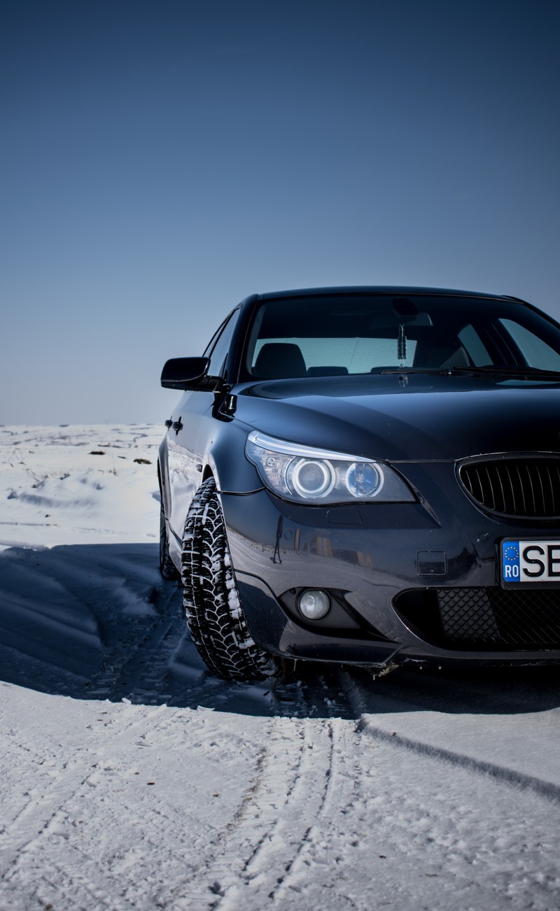 Автомобиль, припаркованный в снегу с следом от шины (бавария, bmw, роскошь, мотоспорт, motorsport)