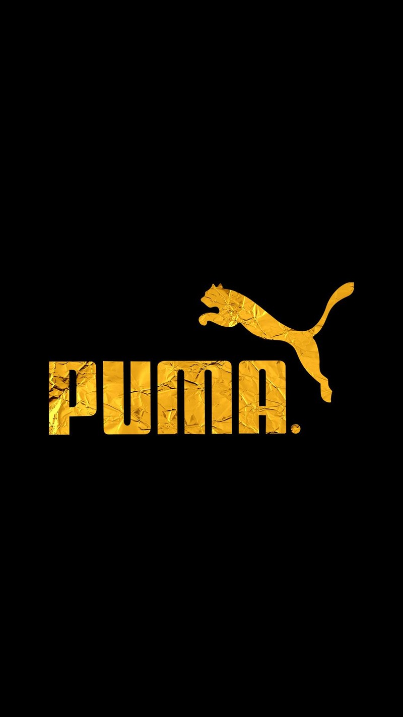 Близкий план золотого логотипа puma на черном фоне (крутостик, пума, тема)