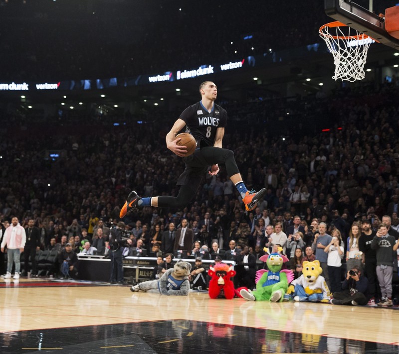 Арабский баскетболист в воздухе после забивания мяча (данк, dunk, nba, спорт)