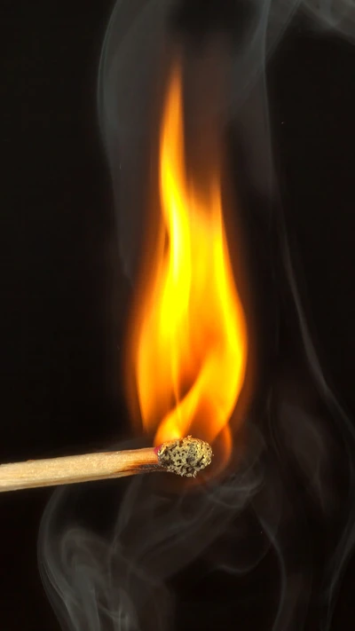 Fósforo ardiente encendiéndose con humo