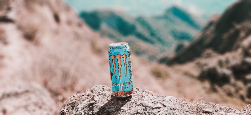 Близкий план банки энергетического напитка на камне (hd, монстр энергия, monster energy)