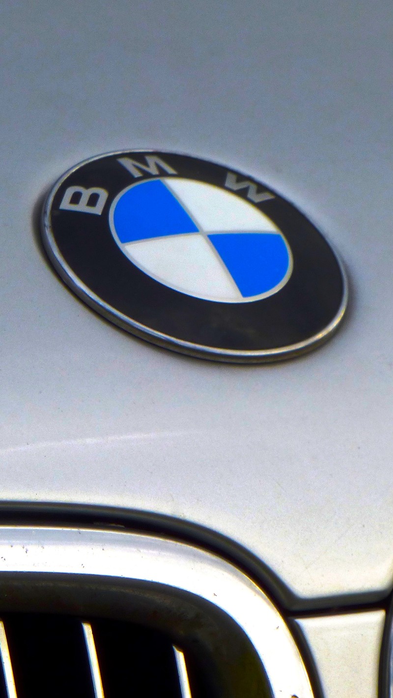 Крупный план эмблемы bmw на решетке автомобиля (6 плюс, 6 plus, авто, bmw, машина)