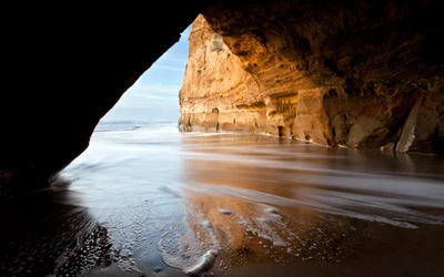 Cueva costera serena con olas suaves