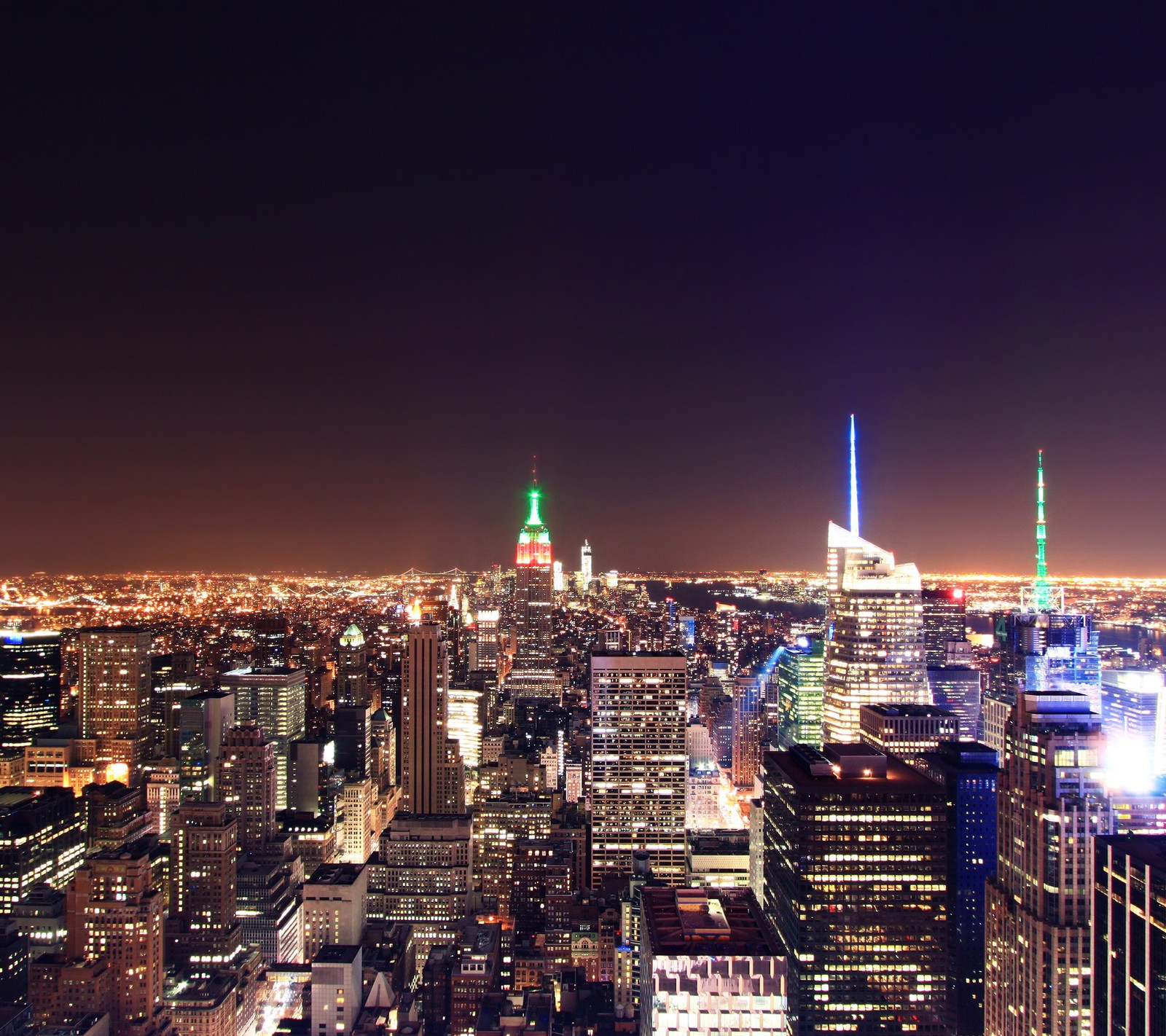 Vista aérea de uma cidade à noite com muitas luzes (cidade, luz, noite)