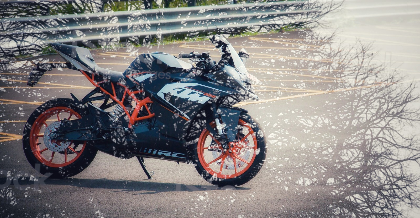 Hay una motocicleta estacionada en un estacionamiento (bicicleta, súper)