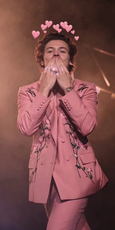 Harry Styles irradia amor em terno rosa