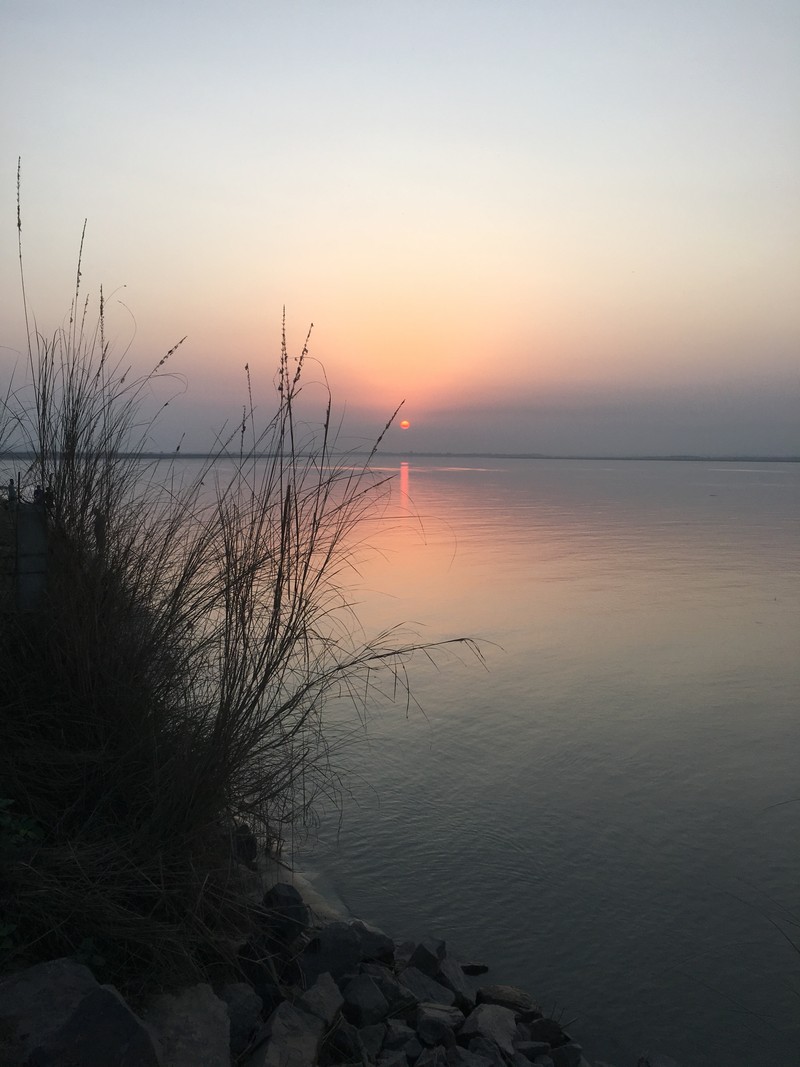 Вид сверху на озеро с закатом на заднем плане (lake view, природа, закат, вода)