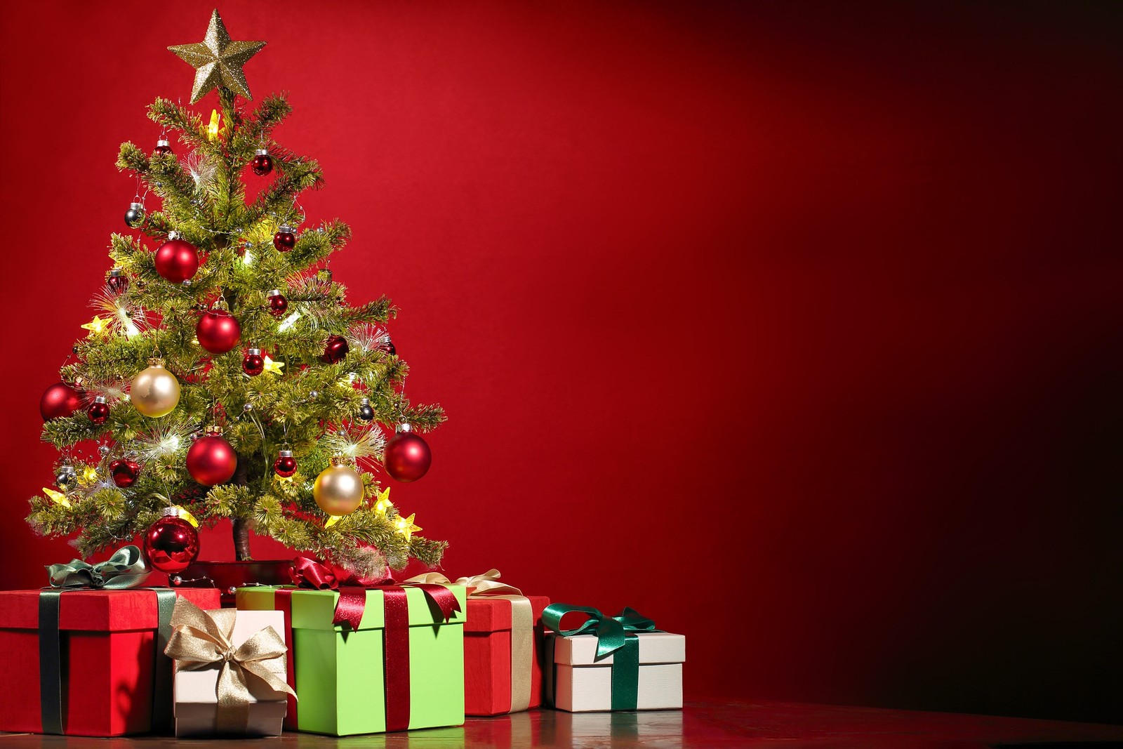 Gros plan d'un sapin de noël avec des cadeaux sur une table (hiver, vacances, arbre, ztrees18, zchristmas18)