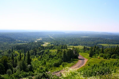 Vista de tirar o fôlego de uma paisagem montanhosa com estrada sinuosa e vegetação exuberante