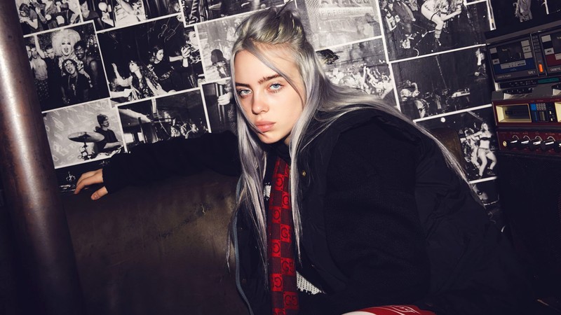 Блондинка с седыми волосами и красным галстуком, сидящая на диване (billie eilis, американский, певец, знаменитость, девочки)