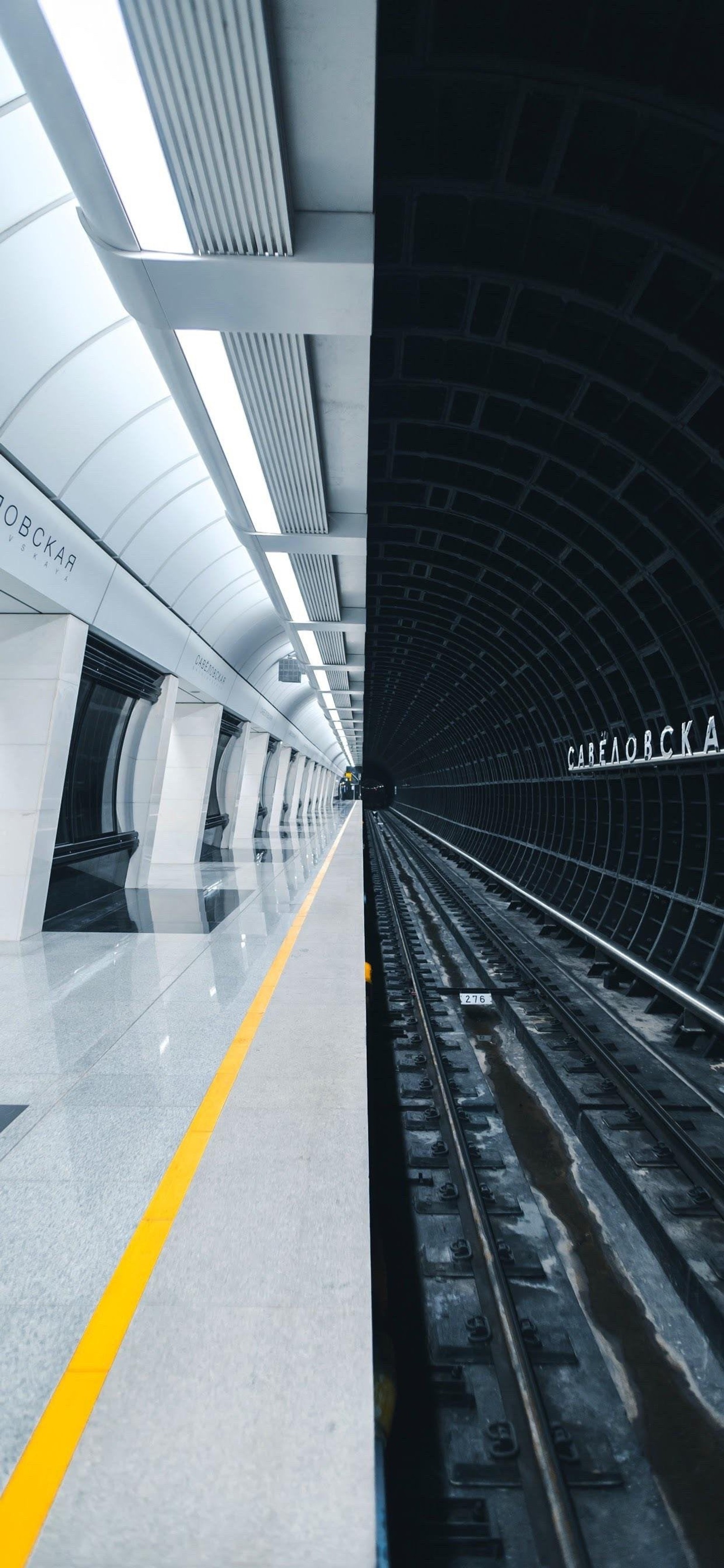 Hay un tren entrando en un túnel con una línea amarilla (transporte rápido, tren, estación de tren, transporte, infraestructura)