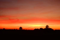 Crepúsculo vibrante sobre uma paisagem rural