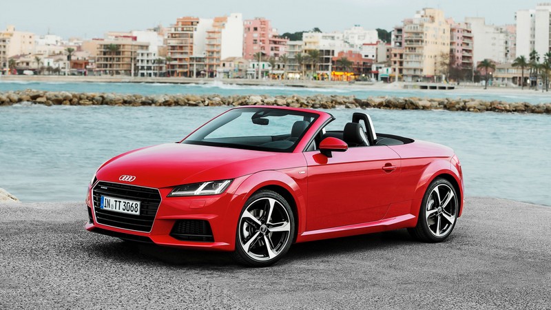 Красный audi tt roadster припаркован на бетонной дороге у воды (ауди кватро, audi quattro, audi, ауди тт родстер, audi tt)