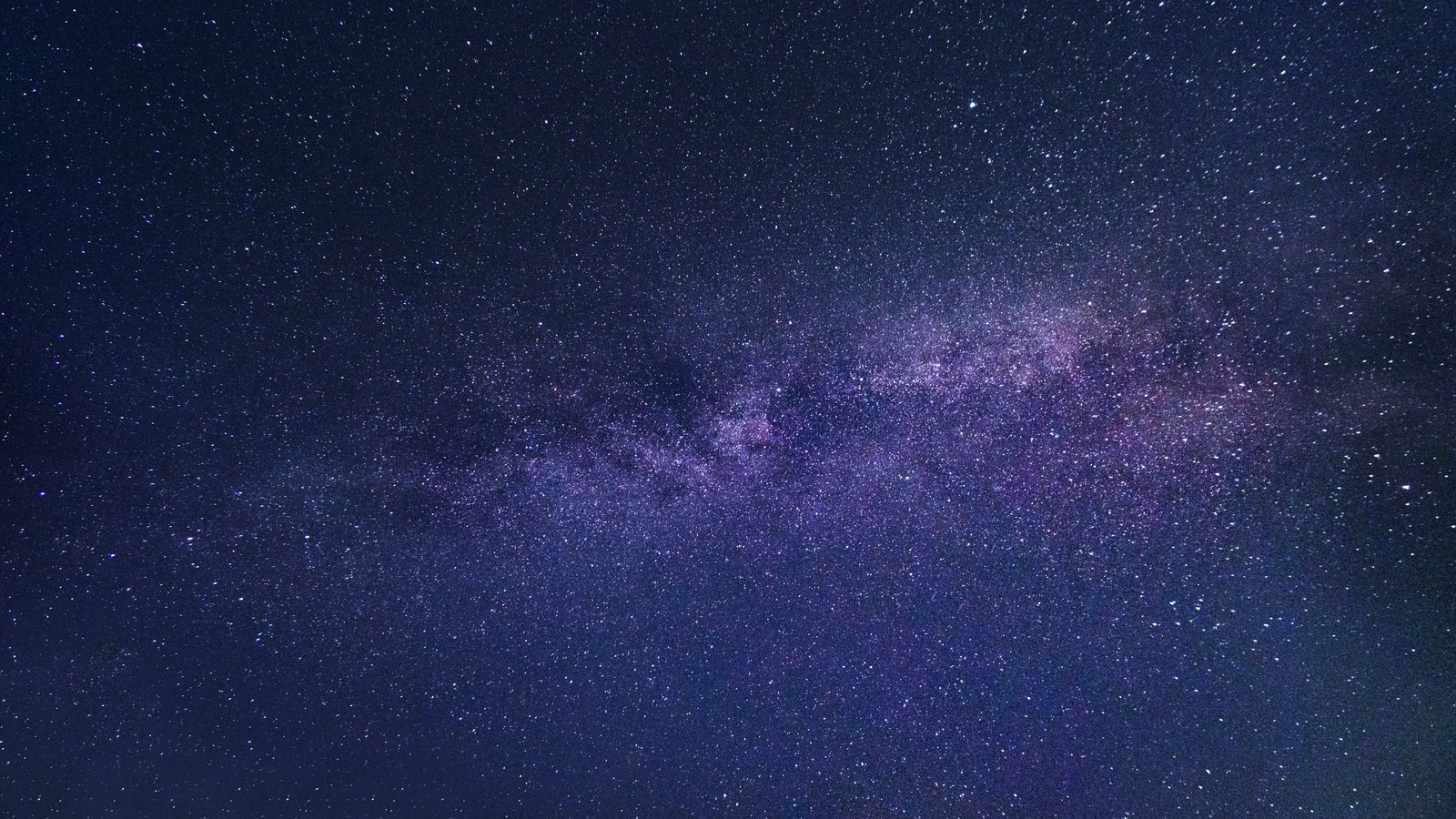 Vista da via láctea e das estrelas no céu (galáxia, universo, roxo, violeta, atmosfera)