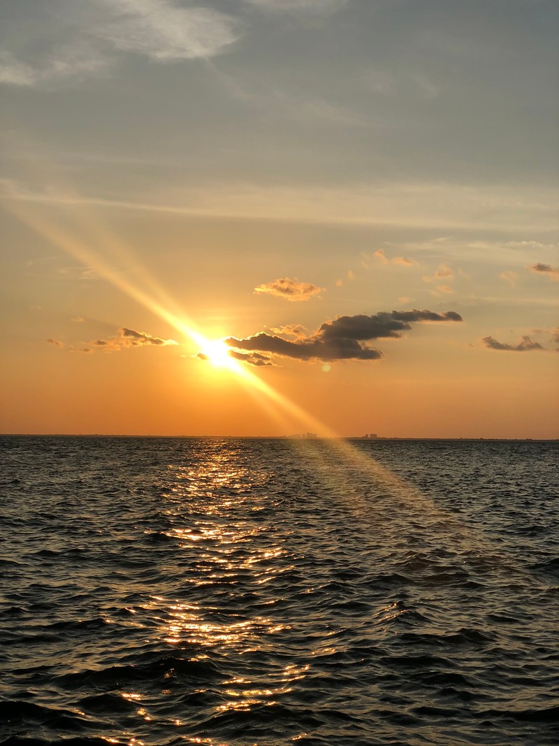 Панорамный вид на закат над океаном с лодкой вдали (море, вода, закат, жидкость, облако)