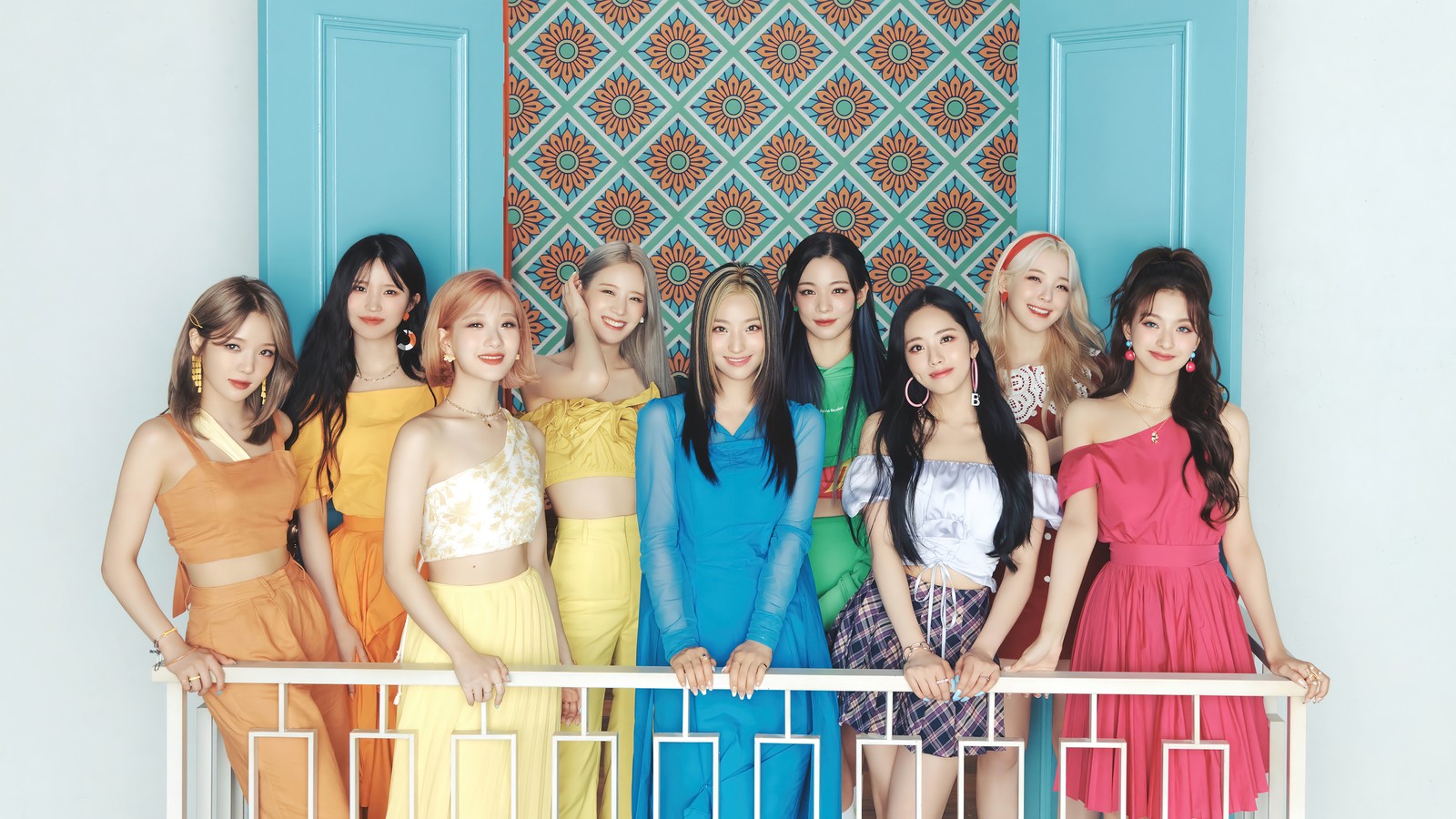 Membros do girls' generation posando para uma foto em frente a uma porta azul (fromis 9, 프로미스, kpop, k pop, grupo feminino coreano)