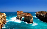 Formations rocheuses côtières bleues sous un ciel dégagé