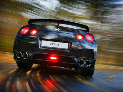 Nissan GT-R in Bewegung, das sein schlankes Design und seine leistungsstarke Performance zeigt.