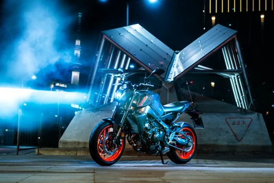 Yamaha MT-09 : Superbe photo de nuit d'une moto naked 2021 avec des accents vibrants