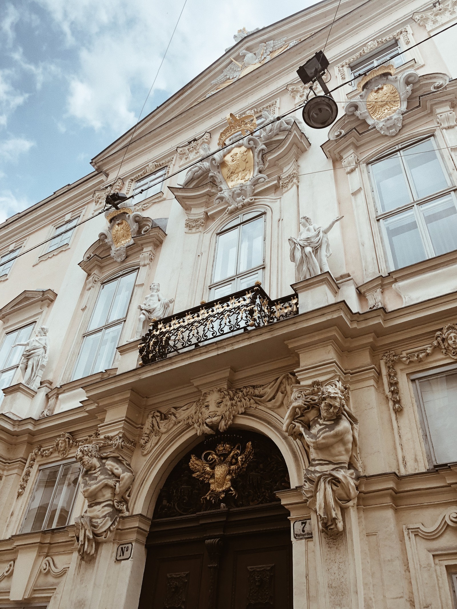 Es gibt ein großes gebäude mit einer uhr an der vorderseite (wahrzeichen, klassische architektur, fassade, architektur, tür)