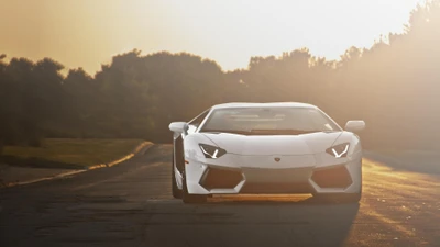 Elegante Lamborghini Aventador branco deslizando para o pôr do sol