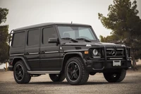 Mercedes-Benz G-Class préparé par Brabus avec des jantes en alliage élégantes dans un cadre extérieur.