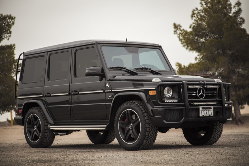 Крупный план черного mercedes g-класса, припаркованного на парковке (брабаус, brabus, машина, автомобильная шина, шина)