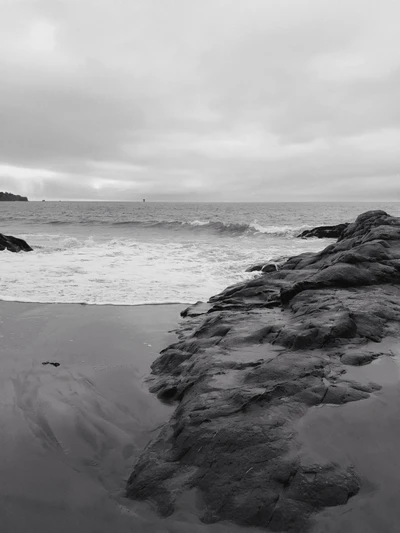 Côte rocheuse sous un horizon sombre