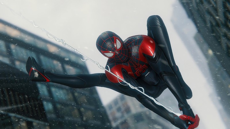 Человек-паук в черном костюме летит в воздухе (marvels spider man miles morales, плейстейшен 5, ps5, видеоигра, майлз моралес)