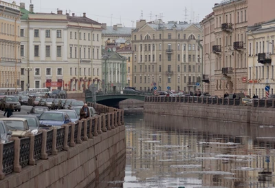 Vista del canal del Neva con edificios que bordean las orillas, destacando el Palacio de Invierno y el Museo del Hermitage en un paisaje urbano histórico.