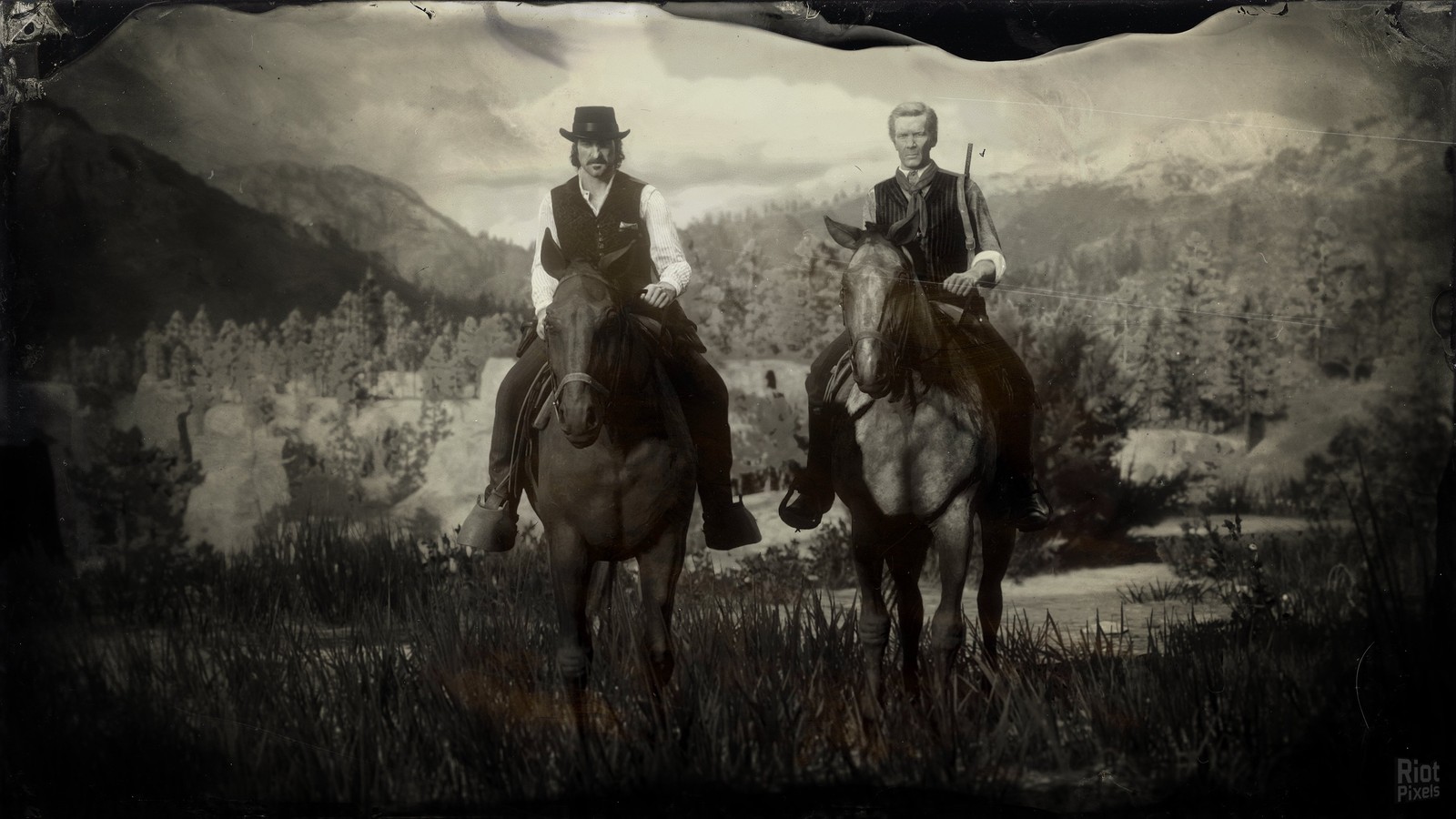 Deux hommes montent à cheval dans un champ avec des montagnes en arrière-plan (red dead redemption, red dead redemption 2, cheval, équitation, animal de charge)