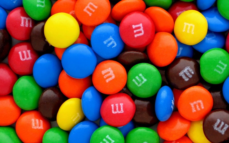 Крупный план кучи конфет m & m с буквами m и m на них (конфета, мяч, цветность, пластик, шоколад)