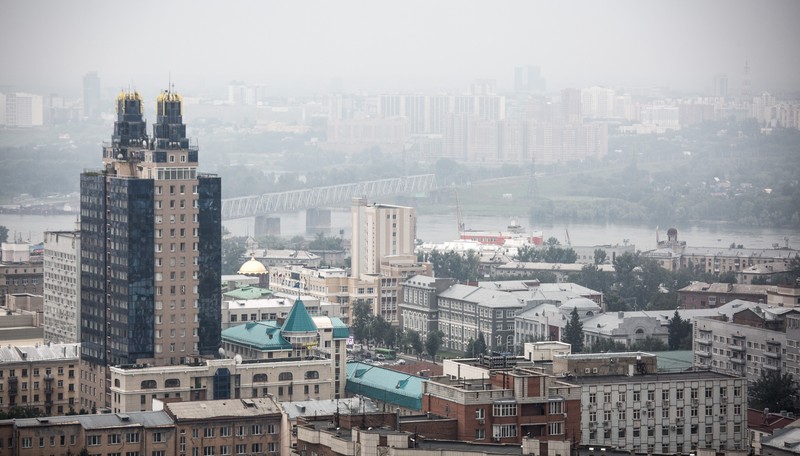 Вид на город с рекой и мостом (городская территория, город, метрополия, городской пейзаж, небоскреб)