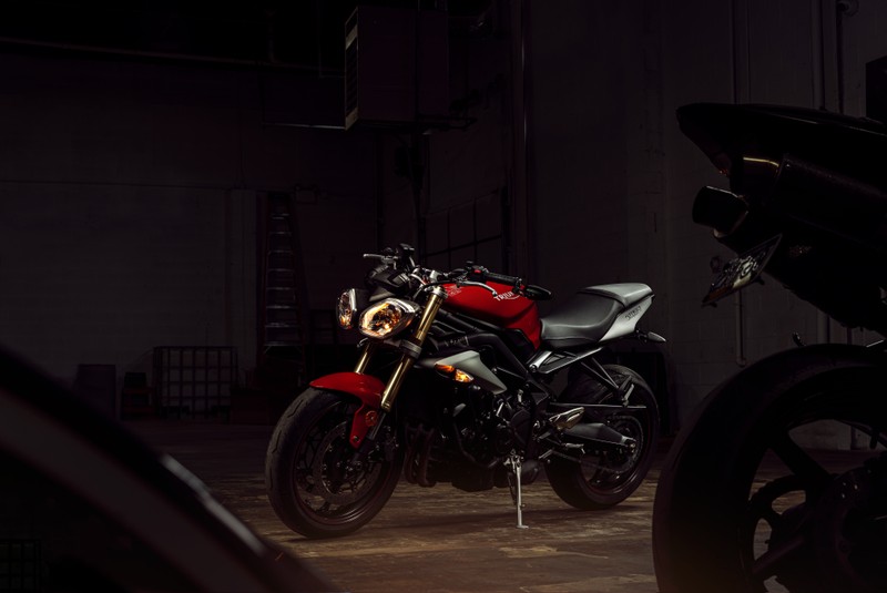 В гараже припаркованы два мотоцикла на черном фоне (triumph street triple, мотоциклы стритфайтер, 5k, 8k, велосипеды)